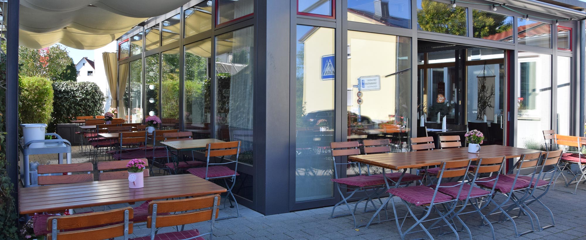 Blick auf die Terrasse im Gasthaus Rosengarten in Bad Buchau