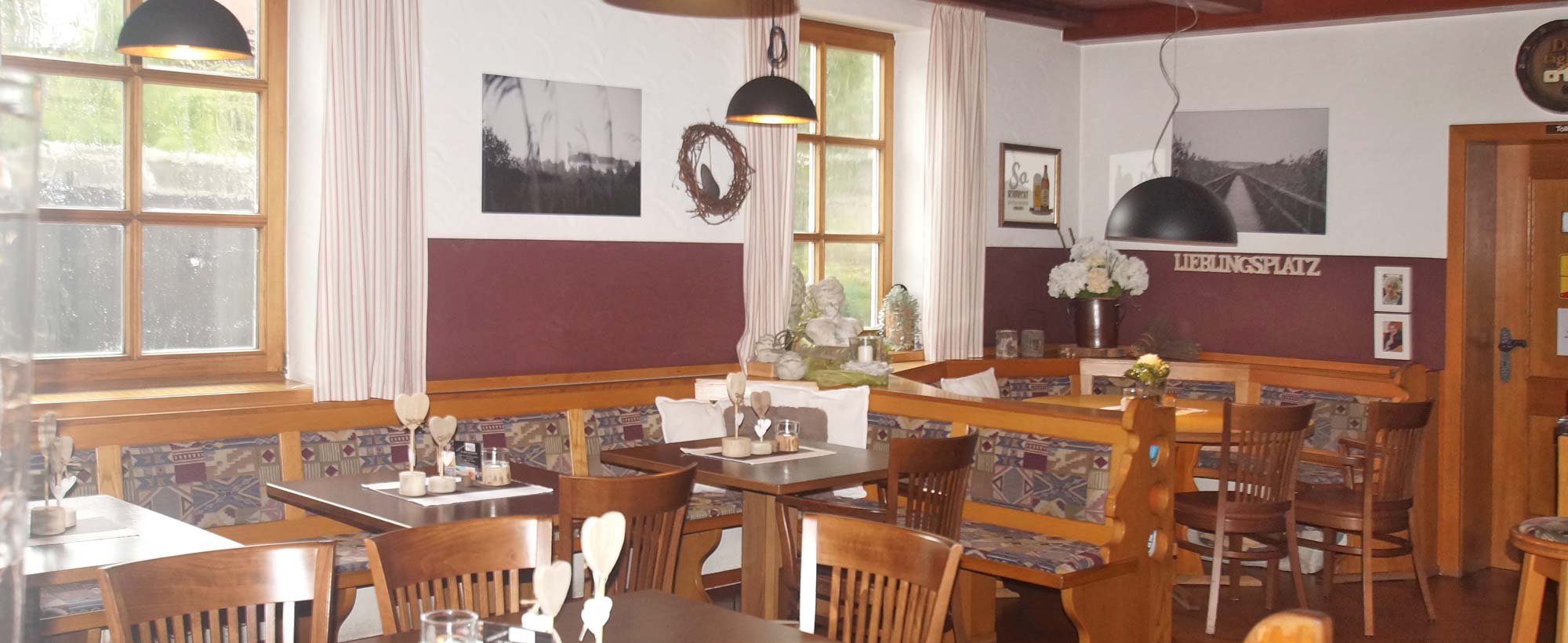 Blick in den Gastraum im Gasthaus Rosengarten in Bad Buchau